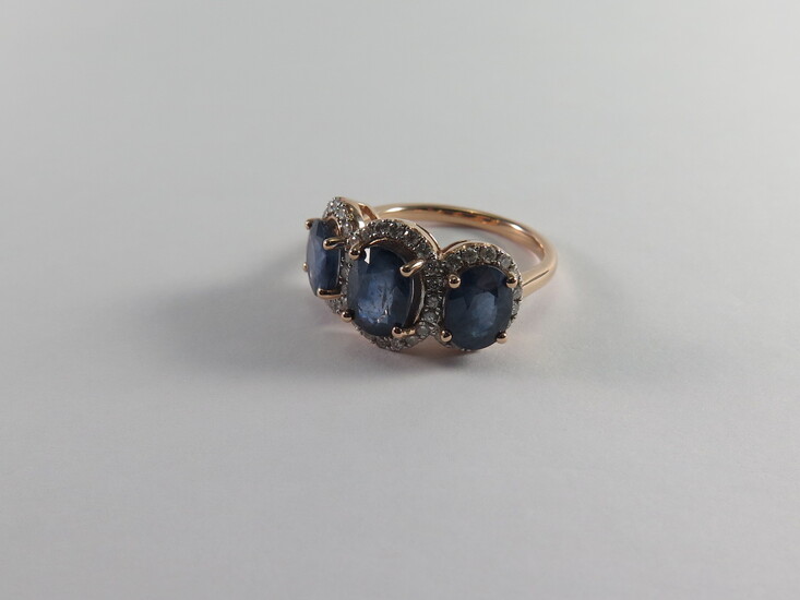 A SAPPHIRE AND DIAMOND TRIPLE CLUSTER RING