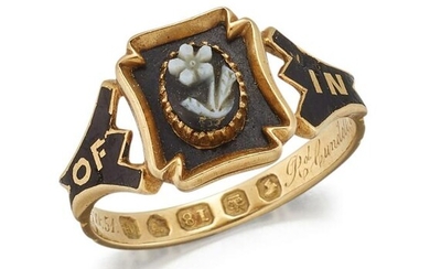 A VICTORIAN 18 CARAT GOLD AND ENAMEL MOURNING RING