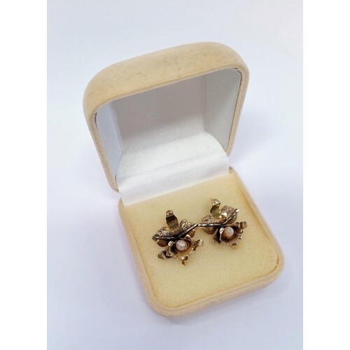 A VINTAGE PAIR OF 18CT YELLOW GOLD & CULTURED PEARL EARRINGS...