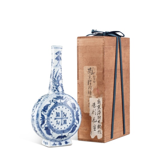 A blue and white Chinese export 'Royal Family Arms of Spain' pilgrim flask, Ming dynasty, Wanli period | 明萬曆 青花西班牙皇室紋章圖長頸扁瓶