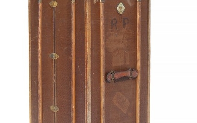 A brass mounted travel suitcase covered with impregnated canvas, inside with drawers, clothes rack and shoe bags. H. 122. L. 53. W. 55 cm. Unfolded L. 110 cm.