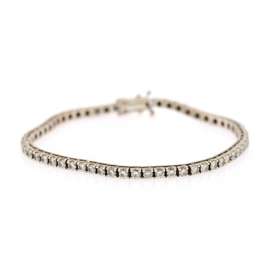 A diamond bracelet set with numerous brilliant-cut diamonds totalling app. 3.54 ct., mounted in 18k white gold. L. 18 cm.