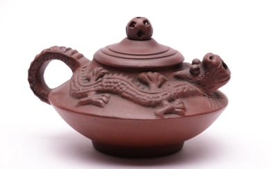 A dragon themed Yixing teapot L: 15cm