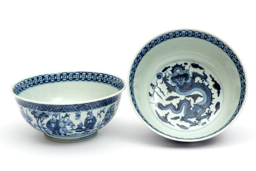 A pair of blue and white dragon bowls