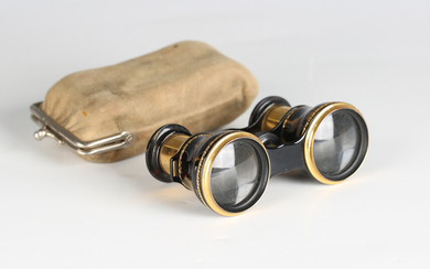 A pair of late 19th/early 20th century Continental tortoiseshell and gilt metal opera glasses, the e