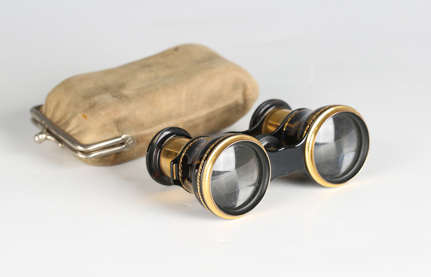 A pair of late 19th/early 20th century Continental tortoiseshell and gilt metal opera glasses, the e