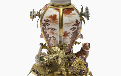 A tea caddy mounted as centrepiece - 18th/19th century
