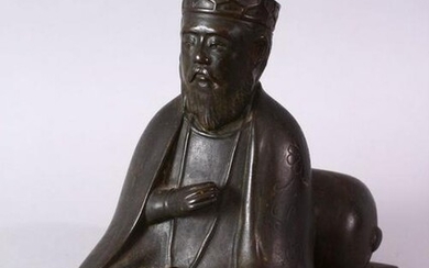 AN 18TH/19TH CENTURY BRONZE SEATED FIGURE OF A SCHOLAR