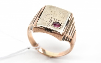AN ANTIQUE GENTS RUBY SET SIGNET RING IN 9CT GOLD AN STERLING SILVER, SIZE Q