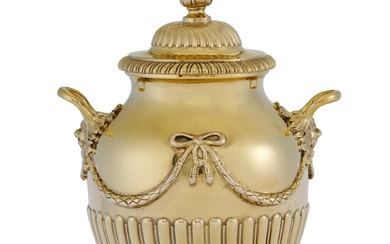AN EDWARD VII 9K GOLD TWO-HANDLED CUP AND COVER MARK OF DANIEL AND JOHN WELBY, LONDON, 1906