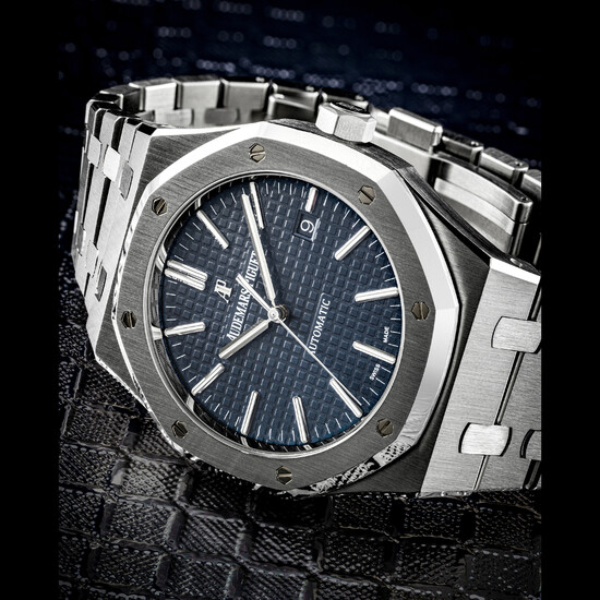 AUDEMARS PIGUET. A STAINLESS STEEL AUTOMATIC WRISTWATCH WITH SWEEP CENTRE SECONDS, DATE AND BRACELET ROYAL OAK MODEL, REF. 15400ST, CIRCA 2015