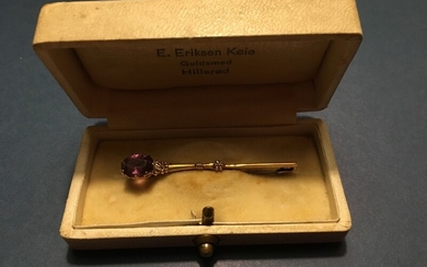 An amethyst brooch / tie pen set with an oval-cut amethyst, mounted in 14k gold. L. 5 cm.