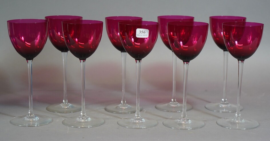 BACCARATSuite de neuf verres à vin en cristal