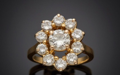 BAGUE "marguerite" ovale en or jaune (750‰) serti de diamants taille brillant, dont un au...