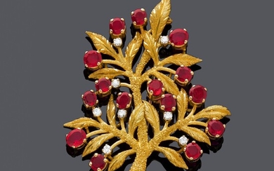 BIRMANIE-ROUGE-DIAMANT-OR-BROOCH, GÜBELIN, vers 1960.Or jaune 750, 29g. Broche décorative en forme de branche de fleur,...