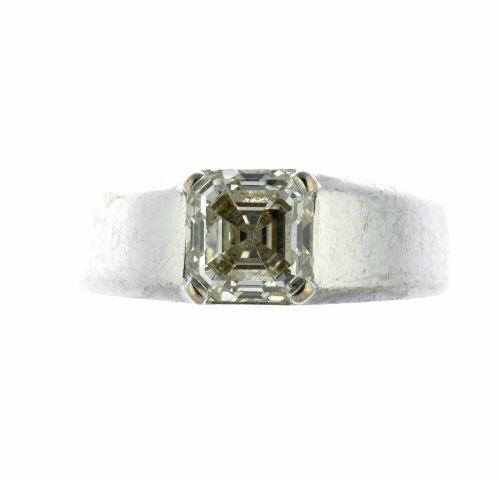 Bague jonc en or gris centrée d'un diamant de taille émeraude carrée de 2,23 carats...