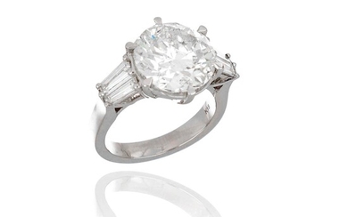 Bague solitaire en or blanc 18K avec un diamant taille brillant pesant approximativement 6.20 ct...