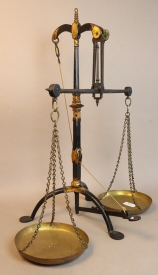 English bank scale. Equal-armed balance. Cast-iron disengageable structure. Decorated with gilding highlights. Transmission system with lever. 19TH CENTURY