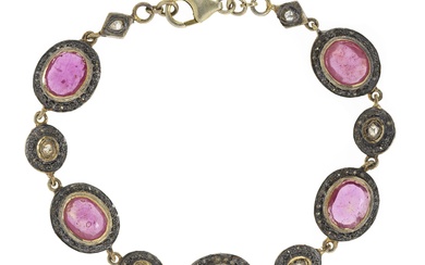 *Bracelet composé de motifs sertis de rubis taille ovale et d'un saphir taille cabochon