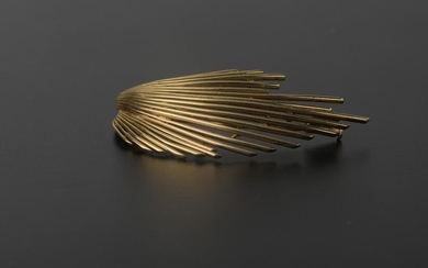 Brooch in 18k yellow gold decorated with gold threads.