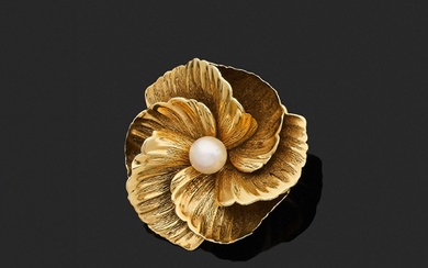 Broche fleur en or jaune 18K centrée d'une perle. Travail allemand, XXe. Poids brut: 17,4...