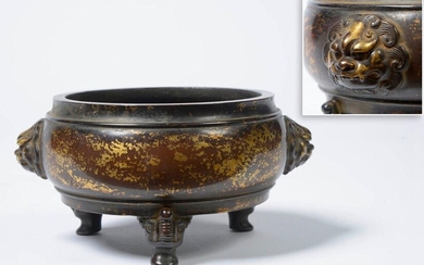 Bronze tripod perfume burner with brown and gold patina and two handles in "Lions heads". Stamped intaglio mark with six characters. Chinese work. H.:+/-9,5cm. Diameter (with handles):+/-19cm.