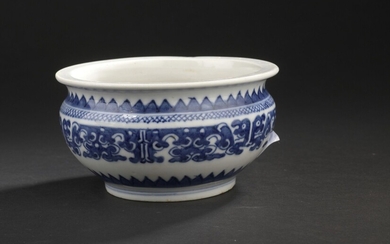 Brûle-parfum en porcelaine bleu blanc Chine, fin du XIXe siècle La panse bombée, à décor...