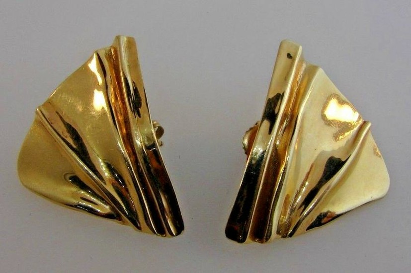 CHIC 14k Yellow Gold Earrings Vintage