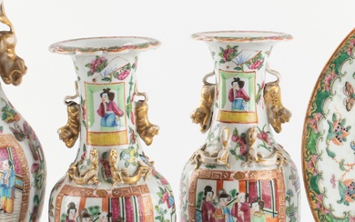 CHINE, Canton Paire de vases en porcelaine à décor polychrome et or dans une réserve...