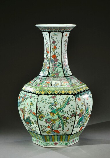 CHINE - XXe siècle Grand vase hexagonal...