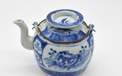 CHINESE PORCELAIN TEAPOT, BLUE-WHITE WITH HORSE DECOR, CHINA 18. OR 19TH CENTURY.