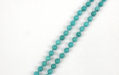 COLLIER de perles de turquoises. Fermoir métal argenté. L.47 cm