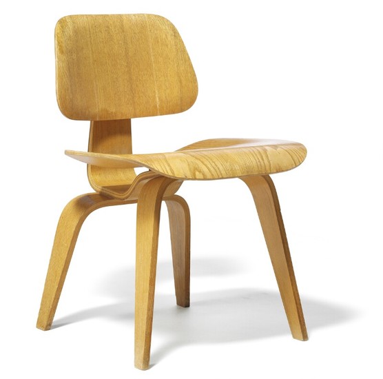 Charles Eames, Ray Eames: “DCW”. Very early lounge chair of moulded ash wood. Manufactured by Evans Molded Plywood Division.