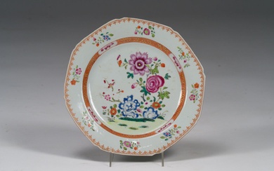 Chine, Compagnie des Indes, Assiette de forme octogonale en porcelaine à décor de fleurs des...