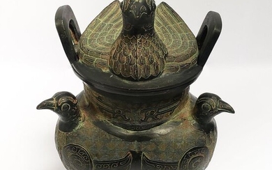Chine, XX ème Vase en bronze tripode de...