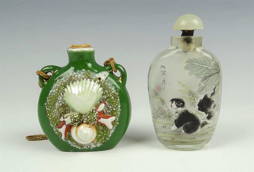(-), Chinees glazen snuifflesje met zwart/witte decoratie van...