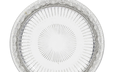 Coupe circulaire en cristal moulé-pressé signée Lalique, modèle Marguerite, diam. 29 cmIn: MARCILHAC, p. 312, n°10-404