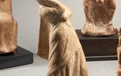 DANSEUSE EN TERRE CUITE Art hellénistique, 3e siècle av. J.-C.Statuette représentant une danseuse drapée dans...