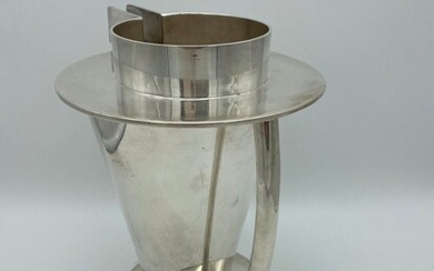 Dans le gout d'Ettoré SOTTSASS (1917-2007). Carafe en métal argenté. Haut : 25cm