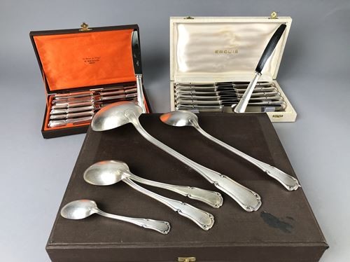 ERCUIS. Silver-plated metal set comprising: twelve table knives,...