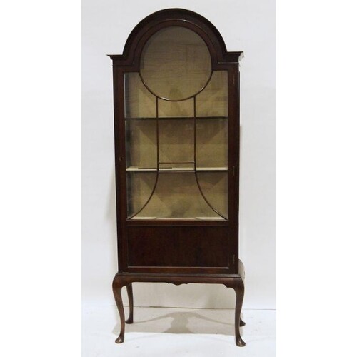 Early 20th century mahogany display cabinet, the dome top wi...