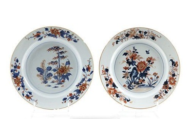 Ensemble de deux plats en porcelaine émaillée, style Imari, Chine, dynastie Qing, XIXe siècle. L'un...