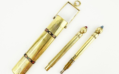 Etui portatif pendentif en métal plaqué or guilloché, décoré de frises émaillées retenant 2 porte-mines,...