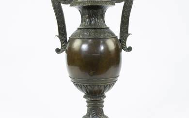 Grand vase néo-classique en bronze d'après un exemple gréco-romain, sur base en marbre Grand vase...