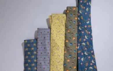 HERMÈS. Cinq cravates en soie (usures...