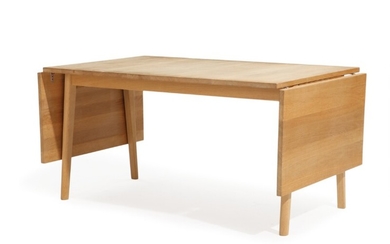 Hans J. Wegner: A solid oak dining table, top with two extra leaves. Manufactured by Tranekær Furniture for Carl Hansen & Søn. H. 72. L. 137/233. W. 90 cm. (3)
