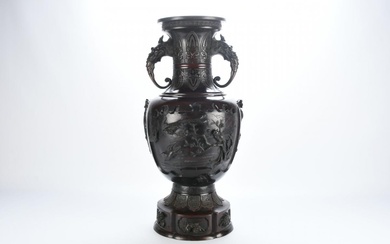 JAPON époque MEIJI, grand vase en bronze à patine brune; de forme balustre a deux...