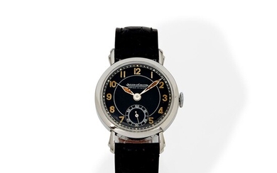 Jaeger-LeCoultre, n° 156368, vers 1950. Une belle montre en acier mid-size, anses stylisées, superbe cadran...