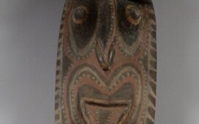 KWOMA, Mont Washkuk, Papouasie Nouvelle-Guinée. Bois, pigments. Figure cultuelle « Minja » associée au culte...