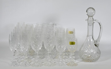 Klein à Baccarat, XXe, service de verres en cristal taillé, comprenant : (x11) flûtes +...